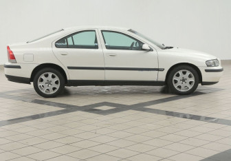 Подержанный автомобиль Volvo S60 2002 года (5 фото)