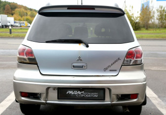Подержанный автомобиль Mitsubishi Outlander 2004 года (5 фото)