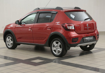 Подержанный автомобиль Renault Sandero 2018 года (2 фото)