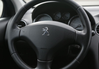 Подержанный автомобиль Peugeot 408 2013 года (16 фото)