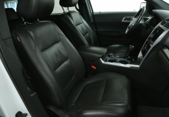 Подержанный автомобиль Ford Explorer 2015 года (10 фото)