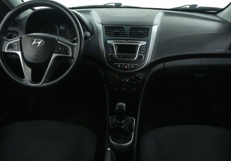 Подержанный автомобиль Hyundai Solaris Hatchback 2015 года (12 фото)