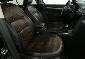 Подержанный автомобиль Skoda Octavia Liftback 2010 года (10 фото)