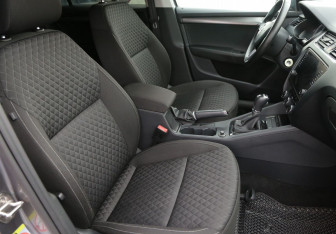 Подержанный автомобиль Skoda Octavia Liftback 2017 года (10 фото)