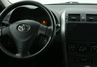 Подержанный автомобиль Toyota Corolla Sedan 2008 года (14 фото)