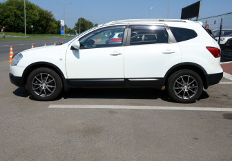 Подержанный автомобиль Nissan Qashqai+2 2009 года (8 фото)