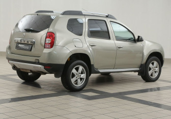 Подержанный автомобиль Renault Duster 2015 года (4 фото)