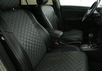 Подержанный автомобиль Toyota Corolla Hatchback 2004 года (10 фото)