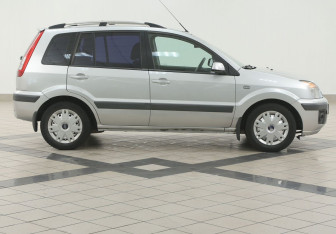 Подержанный автомобиль Ford Fusion 2008 года (5 фото)