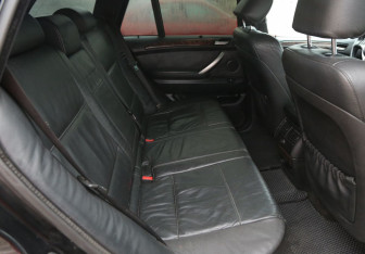 Подержанный автомобиль BMW X5 2003 года (11 фото)