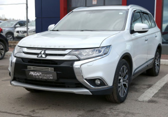 Подержанный автомобиль Mitsubishi Outlander 2015 года (3 фото)