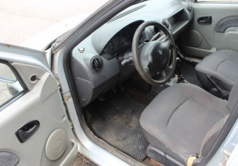 Подержанный автомобиль Renault Logan Sedan 2005 года (14 фото)