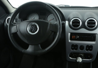 Подержанный автомобиль Renault Logan Sedan 2012 года (14 фото)