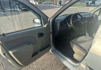 Подержанный автомобиль Renault Logan Sedan 2006 года (9 фото)