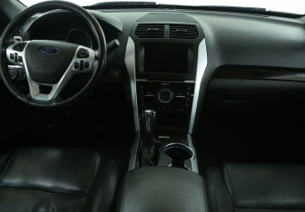 Подержанный автомобиль Ford Explorer 2015 года (12 фото)