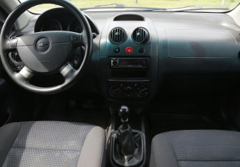 Подержанный автомобиль Chevrolet Aveo Sedan 2005 года (12 фото)