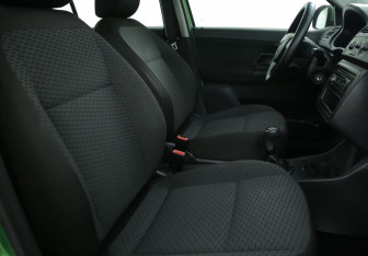 Подержанный автомобиль Skoda Fabia Hatchback 2011 года (10 фото)