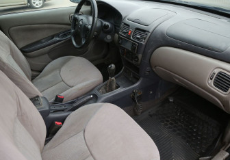 Подержанный автомобиль Nissan Almera Sedan 2002 года (9 фото)