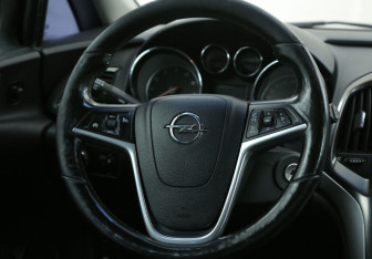 Подержанный автомобиль Opel Astra Hatchback 2010 года (16 фото)