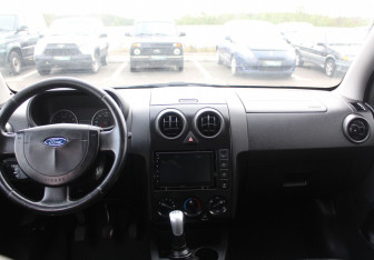 Подержанный автомобиль Ford Fusion 2005 года (13 фото)