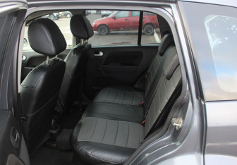 Подержанный автомобиль Ford Fusion 2005 года (12 фото)