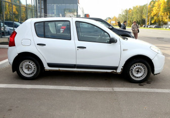 Подержанный автомобиль Dacia Sandero 2009 года (7 фото)