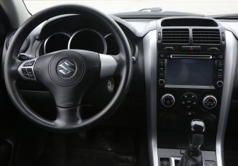 Подержанный автомобиль Suzuki Grand Vitara 2006 года (14 фото)