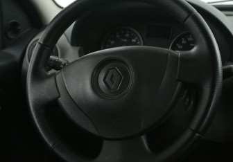 Подержанный автомобиль Renault Logan Sedan 2012 года (16 фото)
