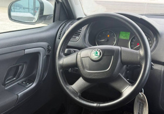 Подержанный автомобиль Skoda Fabia Hatchback 2012 года (15 фото)