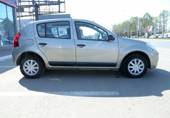 Подержанный автомобиль Renault Sandero 2012 года (7 фото)
