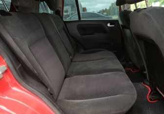 Подержанный автомобиль Ford Fusion 2005 года (11 фото)