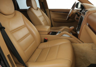 Подержанный автомобиль Porsche Cayenne 2004 года (10 фото)