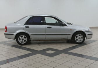 Подержанный автомобиль Mazda 323 Sedan 1999 года (3 фото)