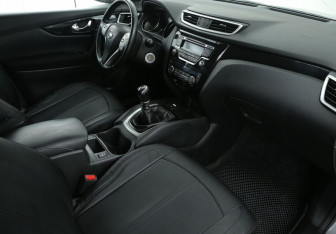 Подержанный автомобиль Nissan Qashqai 2015 года (9 фото)
