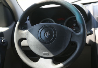 Подержанный автомобиль Renault Megane Sedan 2005 года (16 фото)