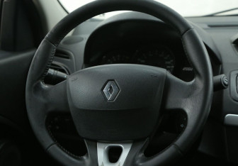 Подержанный автомобиль Renault Fluence 2012 года (16 фото)