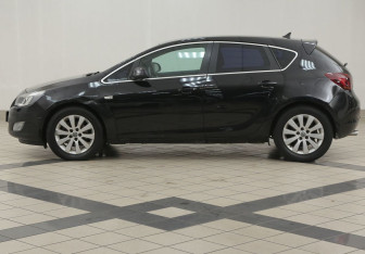 Подержанный автомобиль Opel Astra Hatchback 2010 года (7 фото)