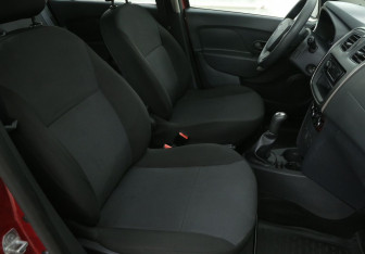 Подержанный автомобиль Renault Sandero 2015 года (10 фото)