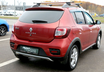 Подержанный автомобиль Renault Sandero 2017 года (6 фото)