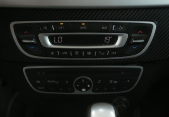 Подержанный автомобиль Renault Fluence 2012 года (17 фото)