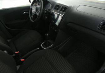 Подержанный автомобиль Volkswagen Polo Sedan 2012 года (9 фото)