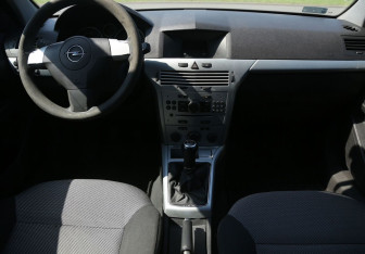 Подержанный автомобиль Opel Astra Wagon 2009 года (12 фото)