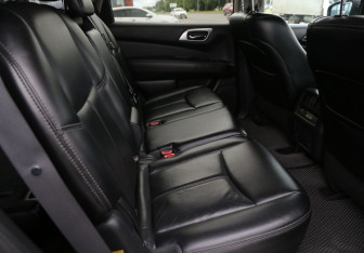 Подержанный автомобиль Nissan Pathfinder 2015 года (11 фото)