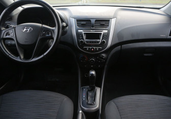 Подержанный автомобиль Hyundai Solaris Hatchback 2015 года (12 фото)