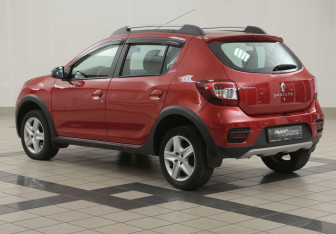 Подержанный автомобиль Renault Sandero 2018 года (2 фото)