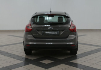Подержанный автомобиль Ford Focus Hatchback 2014 года (3 фото)