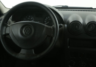 Подержанный автомобиль Renault Logan Sedan 2013 года (14 фото)