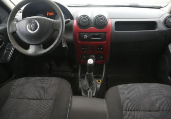 Подержанный автомобиль Renault Logan Sedan 2010 года (12 фото)