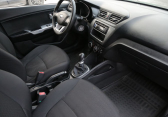 Подержанный автомобиль Kia Rio Hatchback 2014 года (9 фото)