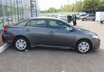 Подержанный автомобиль Toyota Corolla Sedan 2012 года (8 фото)